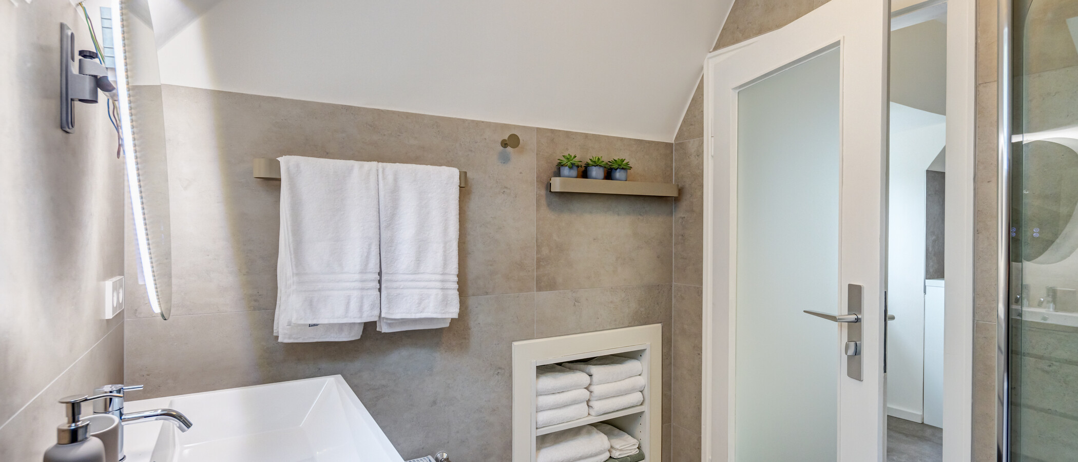 Dachgeschosswohnung München Harlaching 02 Badezimmer 14993