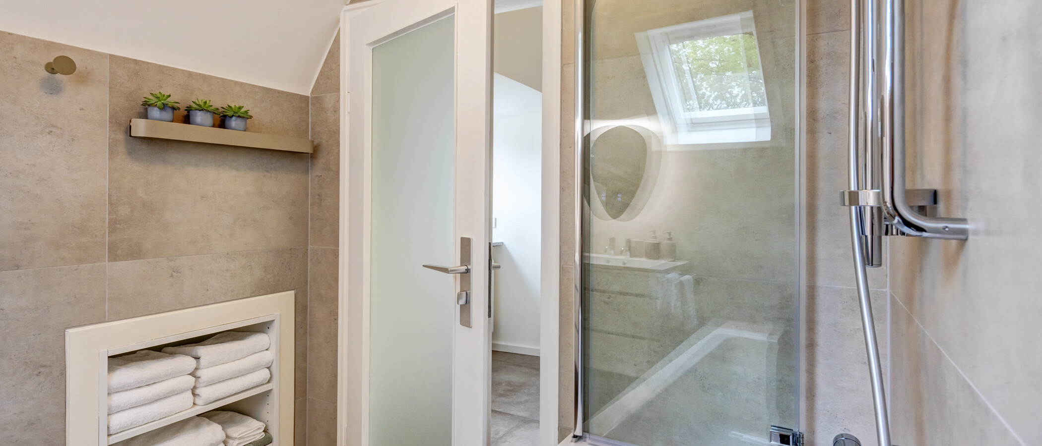 Dachgeschosswohnung München Harlaching 03 Badezimmer 14993