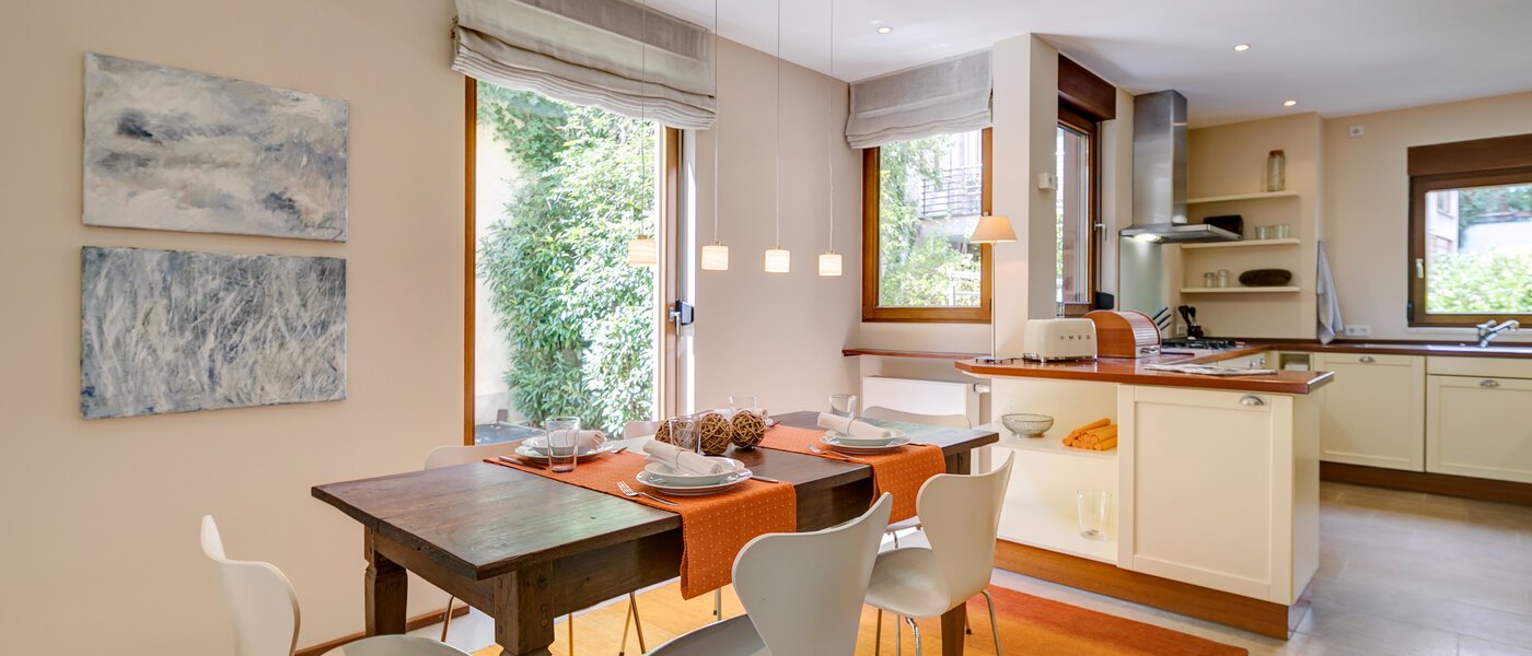 Doppelhaushälfte München Schwabing (links der Leopoldstraße) 01 Essbereich 3396