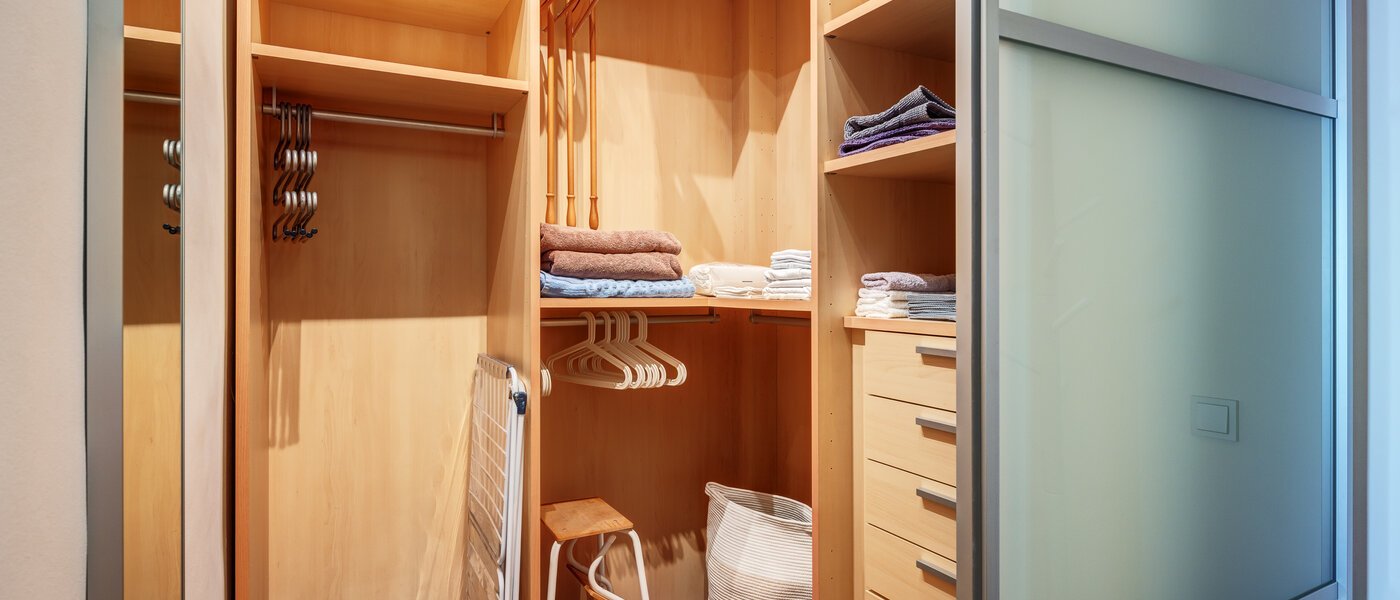 Wohnung München Schwabing (links der Leopoldstraße) 01 Begehbarer Schrank 4915