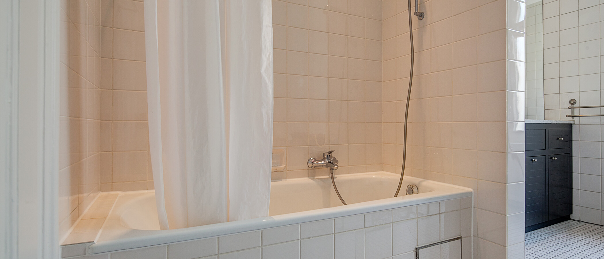 Wohnung München Schwabing (links der Leopoldstraße) 03 Badezimmer 556