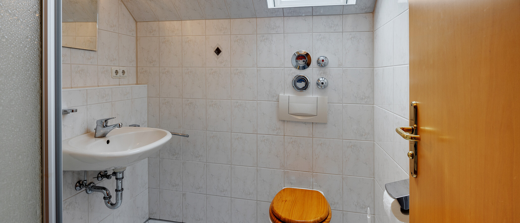 Dachgeschosswohnung München Waldtrudering 02 Badezimmer 6182