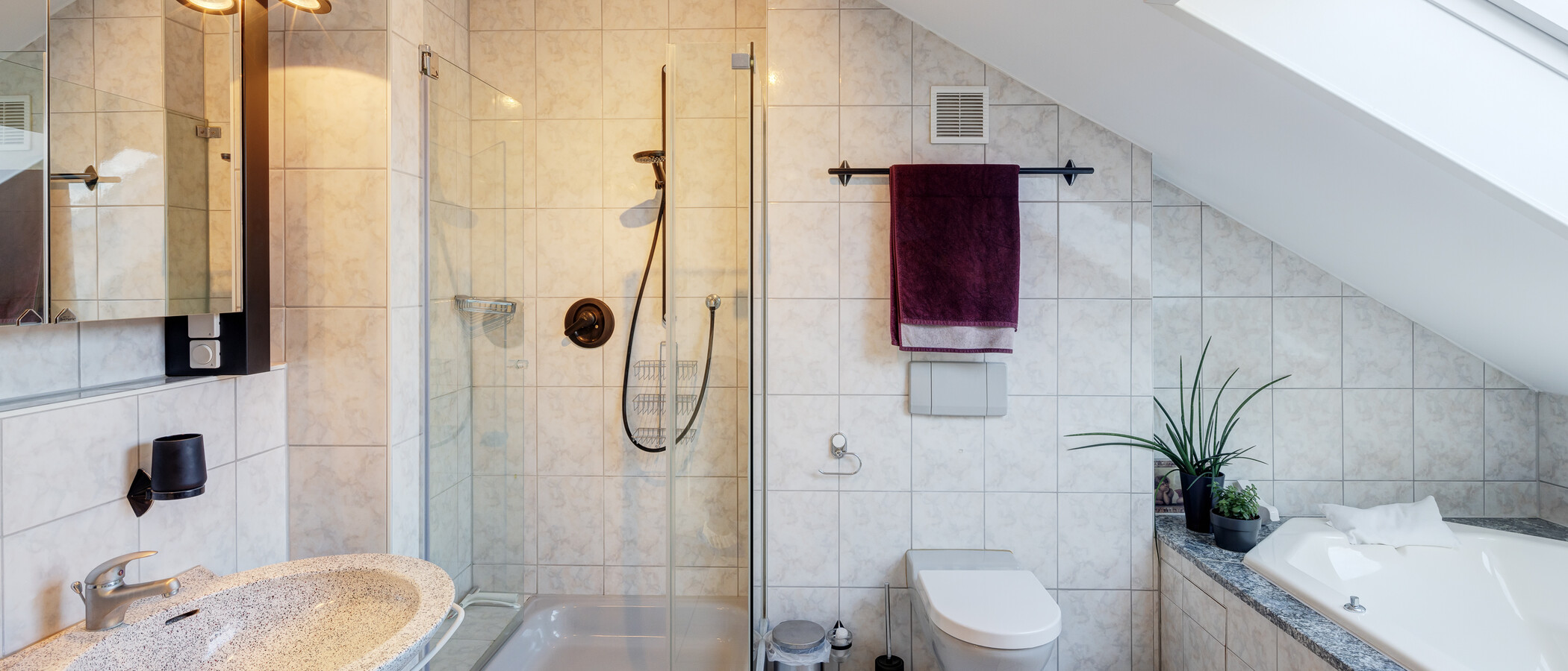 Dachgeschosswohnung Vaterstetten 03 Badezimmer 6726
