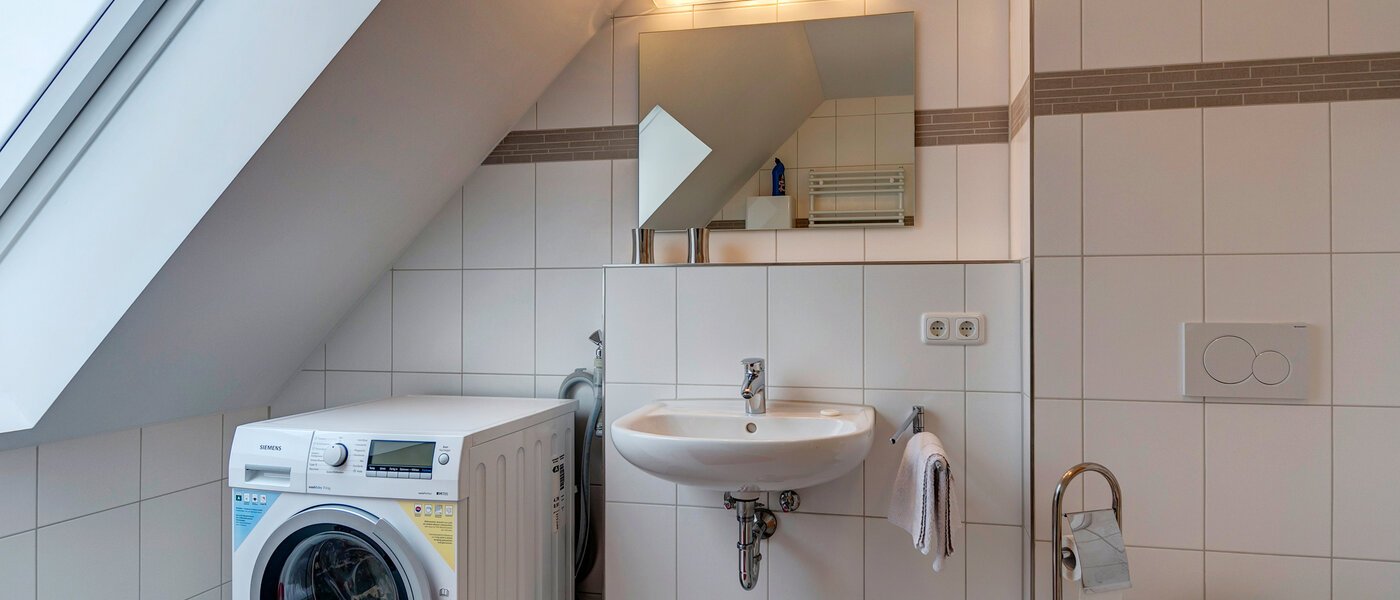 Dachgeschosswohnung München Berg am Laim 01 Badezimmer 7696