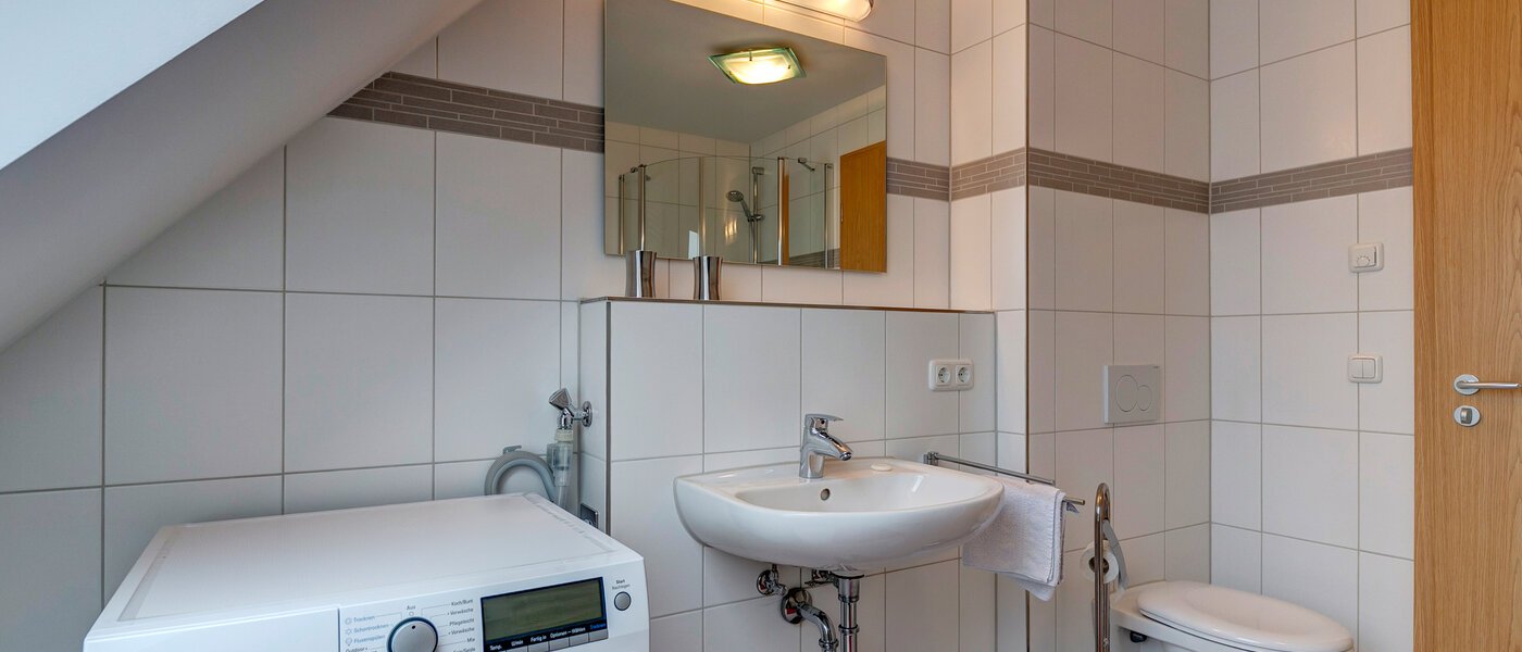 Dachgeschosswohnung München Berg am Laim 04 Badezimmer 7696