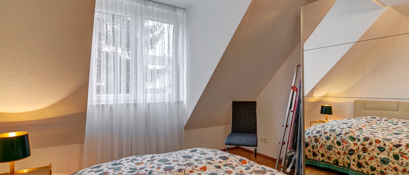 Dachgeschosswohnung München Berg am Laim 02 Schlafzimmer 7696