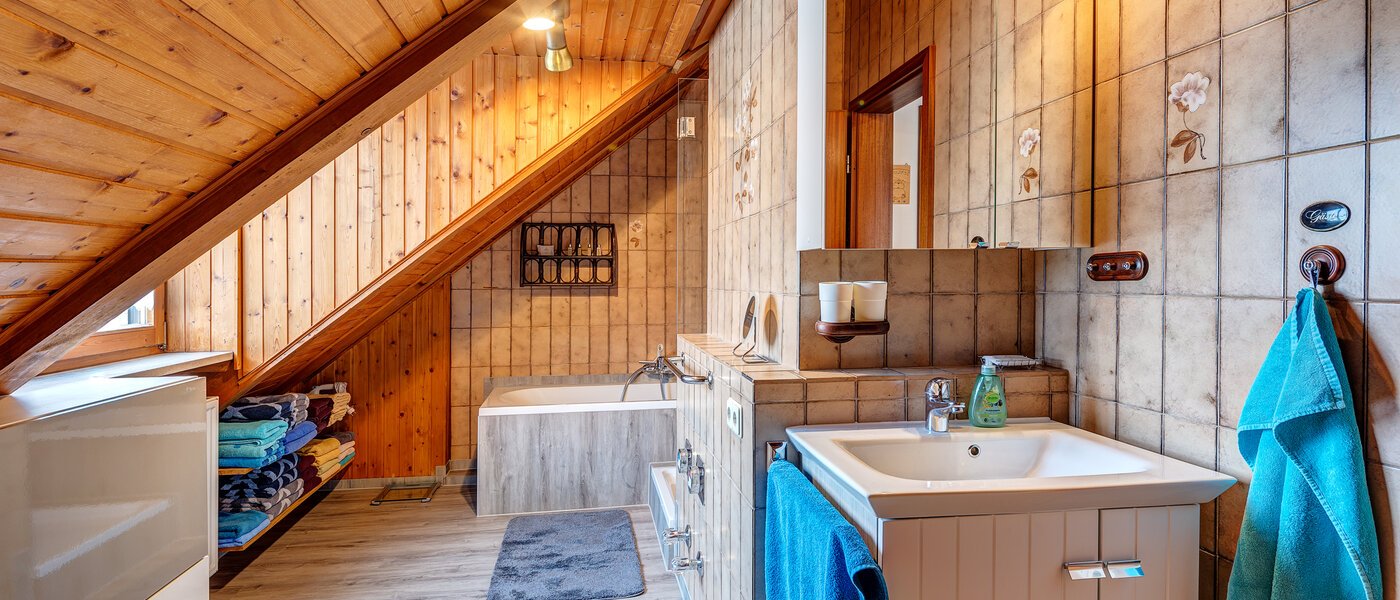 Dachgeschosswohnung München Berg am Laim 01 Badezimmer 8602