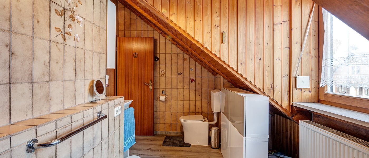 Dachgeschosswohnung München Berg am Laim 03 Badezimmer 8602