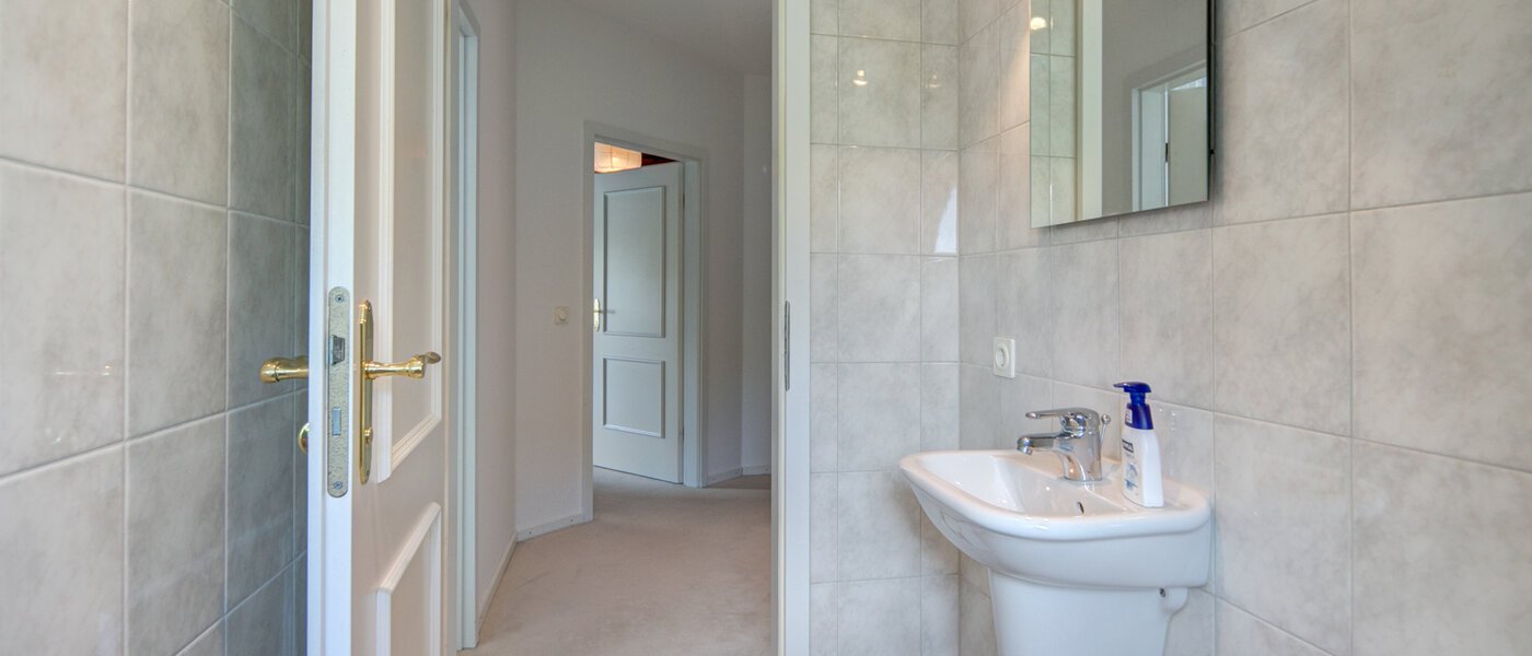 Dachgeschosswohnung München Solln 02 Gäste-WC 8785