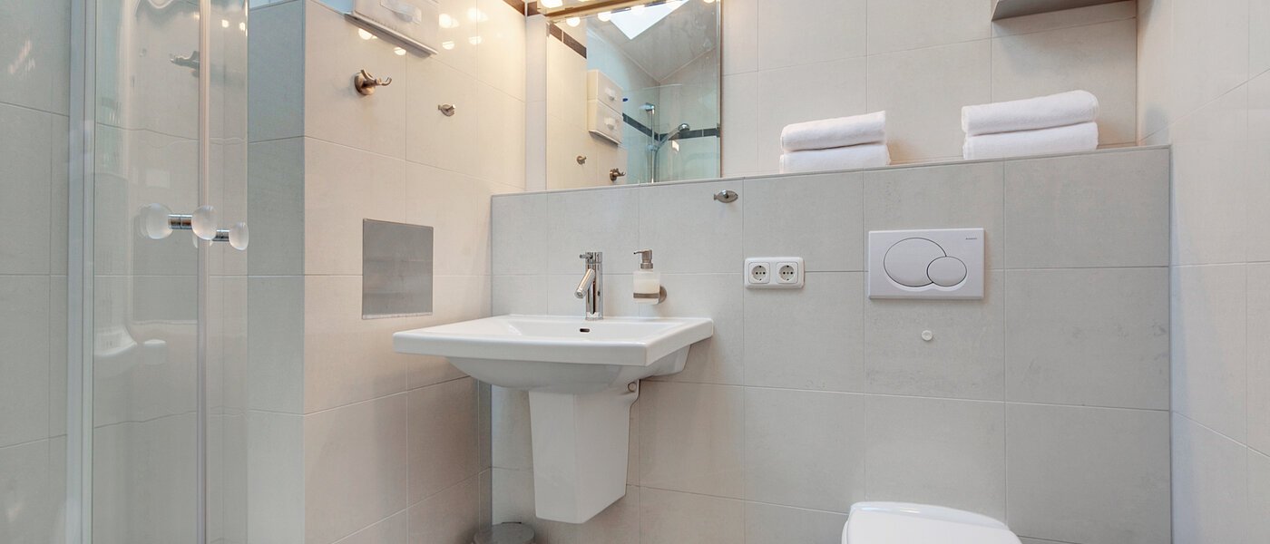 Dachgeschosswohnung München Feldmoching 01 Badezimmer 9344