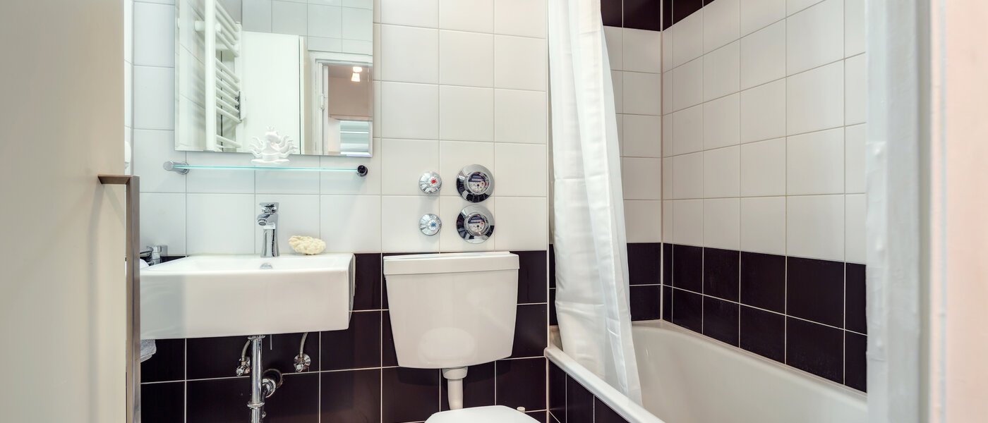 Apartment München Schwabing (rechts der Leopoldstraße) 01 Badezimmer 9736