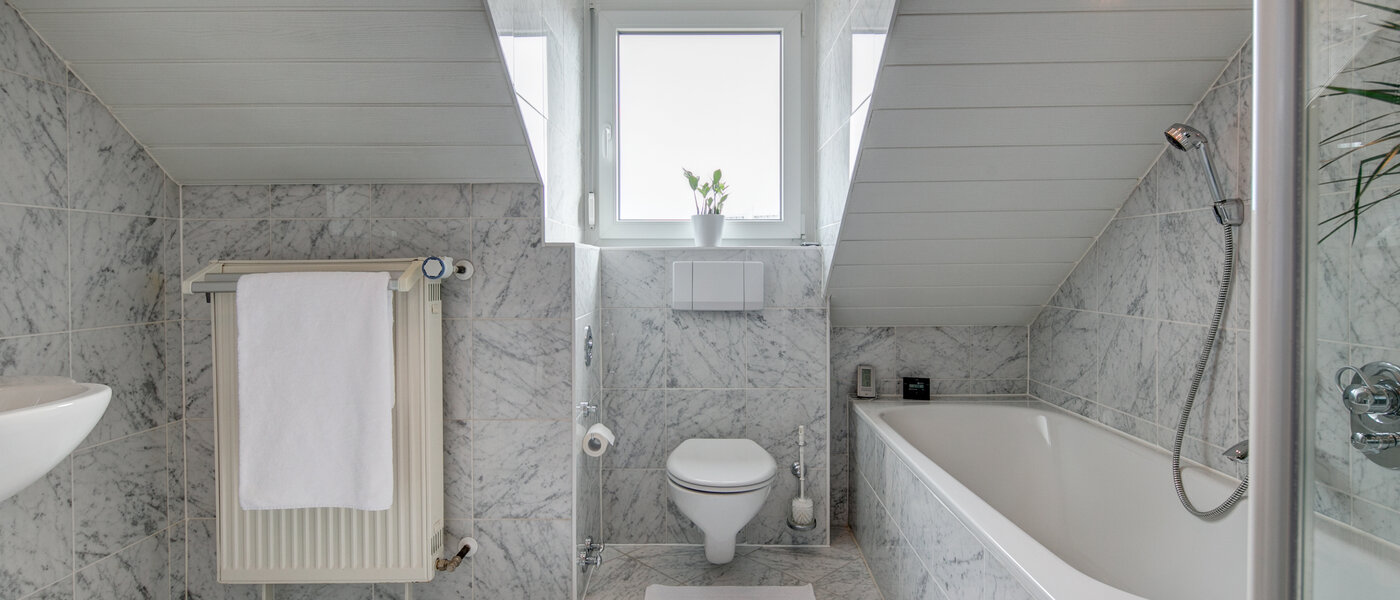 Dachgeschosswohnung München Thalkirchen 01 Badezimmer 9893