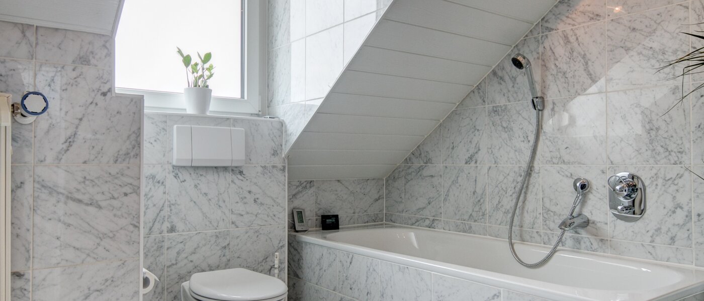 Dachgeschosswohnung München Thalkirchen 02 Badezimmer 9893