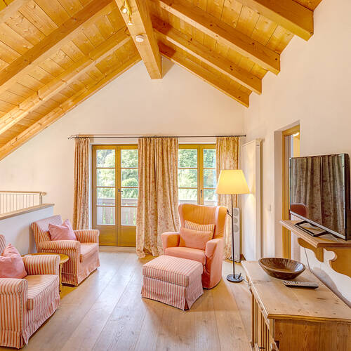 Dachgeschosswohnung mit 1 Zimmer | Bad Heilbrunn | 12826