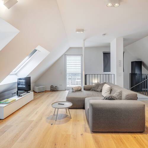 Dachgeschosswohnung mit 2 Zimmern | München-Allach | 14692