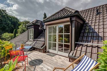 Grünwald: Helle, charmante Dachgeschosswohnung 
