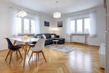 Sehr schöne Altbauwohnung mit hohen Räumen
