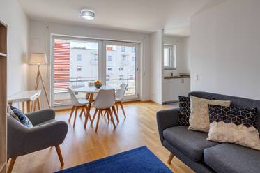 Altperlach: Lichtdurchflutete Neubauwohnung