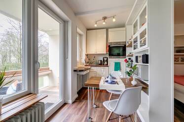 Modernes Apartment mit kleinem Arbeitsplatz