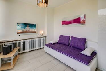 Wohnen auf Zeit: Helles Apartment mit Dachterrasse