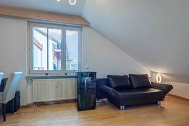Schöne, möblierte Dachgeschosswohnung mit Dachterrasse (Ost-West-Ausrichtung) in Harlaching 