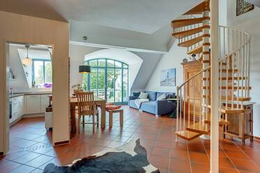 Helle möblierte 3-Zimmer Maisonette-Galerie-Wohnung in Dachau