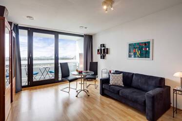 Olympiadorf: Möbliertes Apartment mit Panoramablick