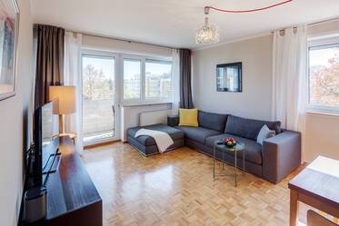 Sonnige möblierte 4-Zimmer-Wohnung mit Designklassikern und drei Schlafzimmern