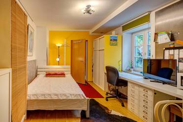 Möblierte Erdgeschosswohnung im begrünten Innenhof 