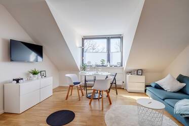 Helle Dachgeschosswohnung, neuwertige Möblierung