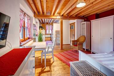Gemütlicher Landhausstil mit Holzdielenboden und Balkon