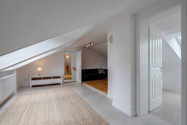 Schöne möblierte Dachgeschosswohnung in Tutzing
