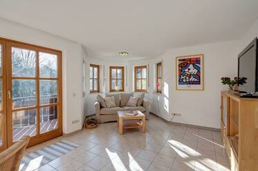 Hell, Blick ins Grüne, großer Balkon