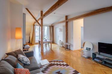 Helle Dachgeschosswohnung mit sichtbarem Dachstuhl