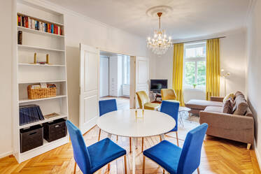 Helle 2-Zimmer Wohnung aus der Jahrhundertwende