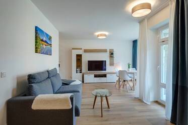 Ruhige, sehr schöne möblierte Wohnung mit Loggia