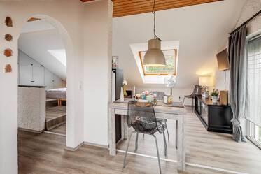 Helle, möblierte Dachgeschosswohnung in Moosach