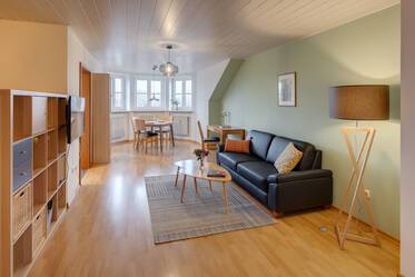 Helle Dachgeschosswohnung mit sonnigem Erker