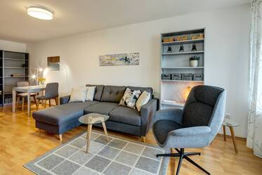 Helle, überwiegend neuwertig möblierte 2-Zimmer Wohnung 