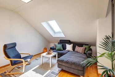 Helle, möblierte Dachgeschosswohnung in Trudering