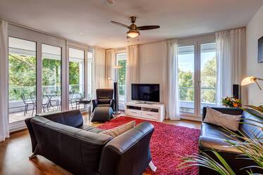 Helle, großzügig geschnittene, moderne Wohnung mit großer Loggia 