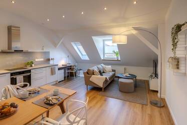 Originelle Dachgeschosswohnung, neuwertig möbliert 