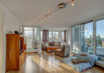 Schöne, helle Maisonettewohnung mit Balkon und Dachterrasse