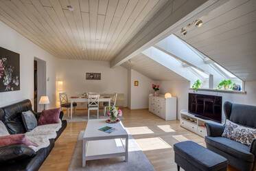 Hell möblierte Dachgeschosswohnung, 5 Min. zum See