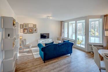 Neuwertig möblierte Wohnung mit Loggia