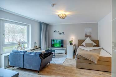 Erstbezug: Frisch möbliertes Apartment mit Blick auf alten Baumbestand 