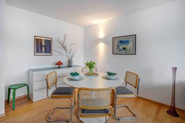 Helle, stimmig möblierte Wohnung mit Südbalkon