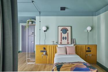 Schwan Locke | Open Plan Suite 