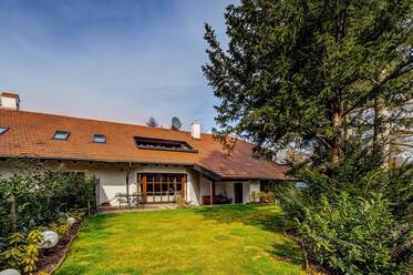 Luxuriös möblierte Villenhälfte mit Garten zur Miete
