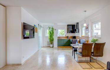 Großzügiges Apartment - überwiegend neu möbliert
